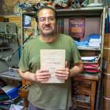 Assembla nuovi volumi e salva testi antichi utilizzando solo ago, filo e strumenti d�epoca. Lui � il 52enne barese Gianluigi Colucci, un artigiano che nel suo piccolo laboratorio porta avanti uno storico e �poetico� mestiere: quello del restauratore e rilegatore di libri